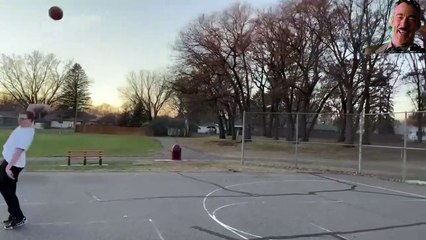 Bermain seru dengan teman di lapangan luas