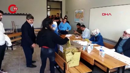 Oy kullanımı sırasında tavandan sıva parçaları düştü: 2 müşahit yaralandı!