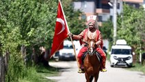 Oyunu kullanmaya yeniçeri kıyafeti ve atla geldi