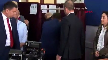 Bahçeli oy kullanırken bir genç arkasından kalp işareti yaptı