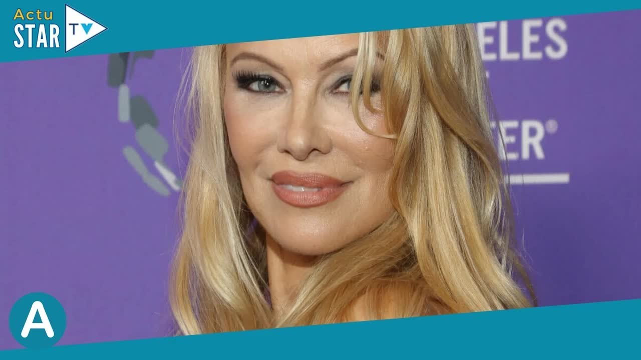 Pamela Anderson bombesque à 55 ans en bikini : elle s'affiche en string rose pâle