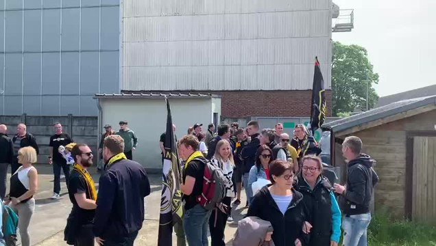 Les supporters de Namur arrivent au stade après leur match depuis l'ancien stade Soulier