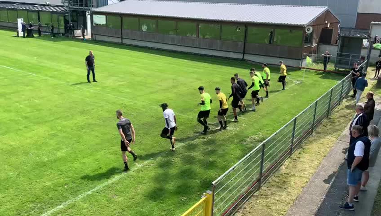 L'échauffement des joueurs de l'Union Namur avant le match contre Solières décisif pour la montée en N1