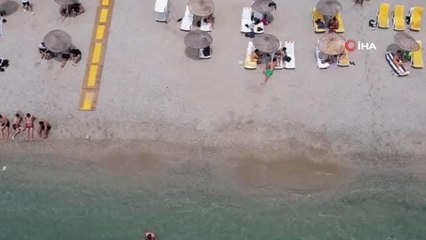 Oyunu kullananlar sıcak havayı fırsat bilip denize akın etti