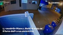 Il video del furto della bicicletta della modella Bianca Balti