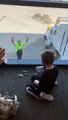 Dans cet aéroport, regardez comment on occupe les enfants