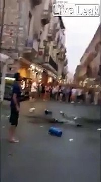 Dispute de couple en pleine rue en italie... elle lui balance ses affaires par la fenêtre