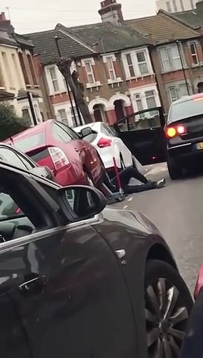 En plein jour, il se glisse sous une voiture pour voler des pièces du moteur