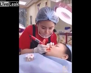 Elle se fait tatouer du rouge à lèvre