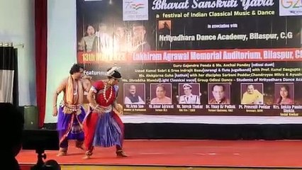 पहली प्रस्तुति डॉ गुरु गजेंद्र कुमार पंडा एवं आंचल पांडे