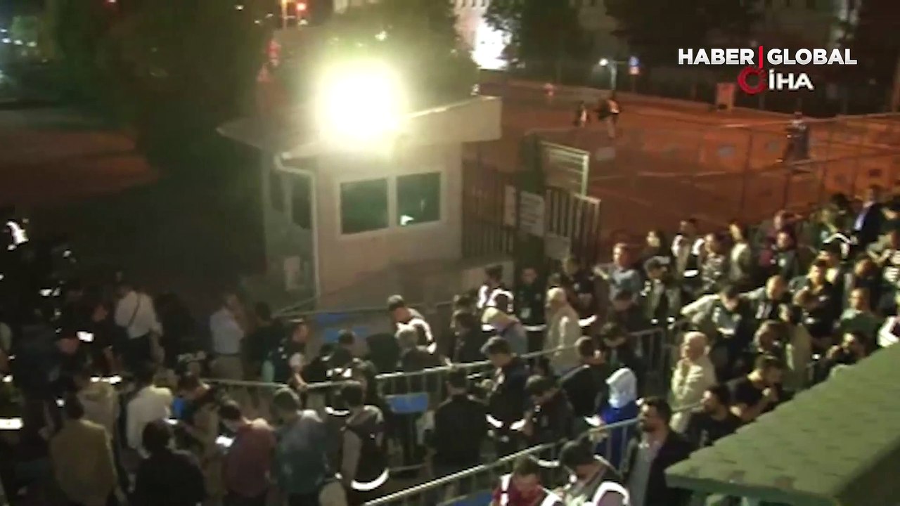 Diyarbakır’da metrelerce oy torbaları kuyruğu oluştu