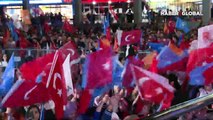 AK Parti Genel Merkezi önünde vatandaşlar sonuçları takip ediyor