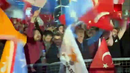 AK Parti binasının önünde heyecan dorukta