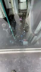 Un mec a paumé une carte bleue dans l’ascenseur