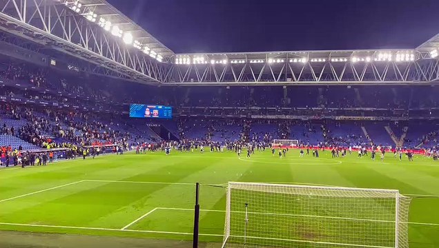 Los ultras del Espanyol asaltan el campo y persiguen a los culés