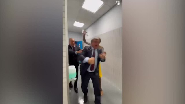 Laporta, pasando por la derecha en euforia a todos los jugadores en el vestuario: vídeo para el recuerdo