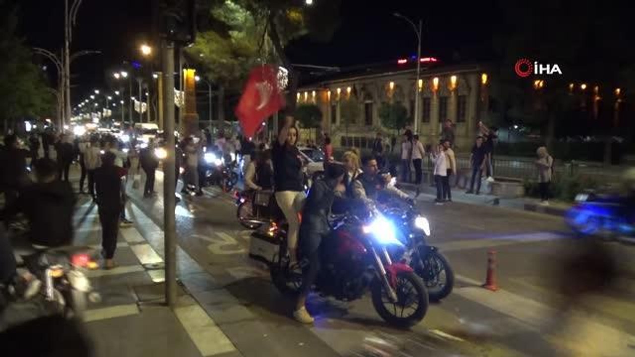 Şanlıurfa'da davullu zurnalı seçim kutlaması