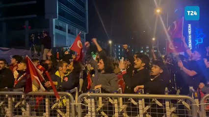 CHP’li Erkek, CHP önünde bekleyen kalabalığa seslendi: İyi ki varsınız, sakince bekliyoruz, hiçbir sorun yok