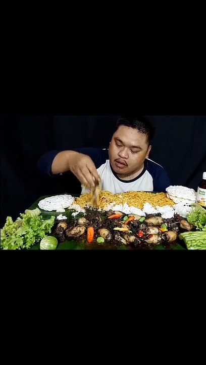 Mukbang Black chili squid, 5 packs of noodles, crackers, lettuce, green eggplant, rice