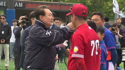 尹, 유소년 야구대회 결승전 찾아 심판 옷 입고 격려 / YTN