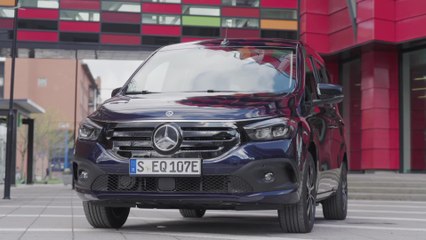 Скачать видео: Der neue Mercedes-Benz EQT - Zahlreiche Assistenzsysteme und sieben Airbags serienmäßig