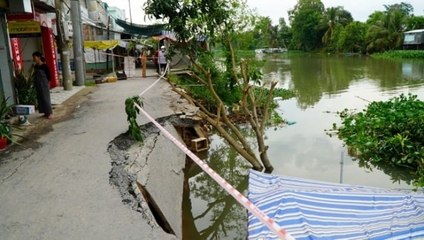 Khoảnh khắc nhiều nhà dân bị sạt lở xuống kênh ở Đồng Tháp