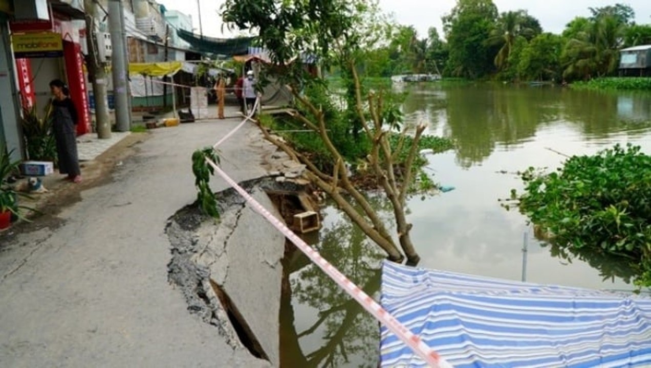Khoảnh khắc nhiều nhà dân bị sạt lở xuống kênh ở Đồng Tháp