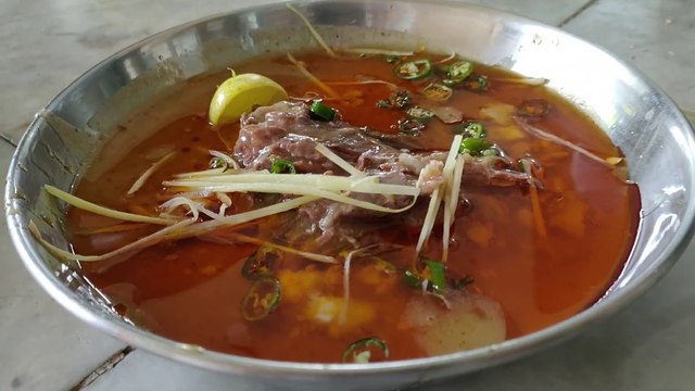 60 Years Old Breakfast In Rawalpindi | Waris Nihari | Rawalpindi Street Food