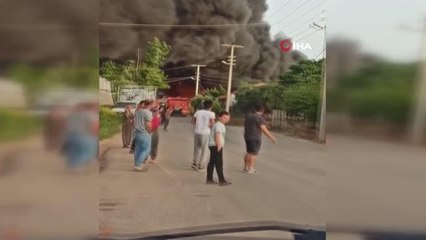 Download Video: Geri dönüşüm tesisi alev alev yandı, gökyüzü siyaha büründü