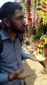 Meerut News: हिंदू युवक के साथ मुस्लिम युवतियां गईं बाजार, कट्टरपंथियों ने उतरवा हिजाब, देखें वीडियो