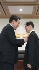 은사 "尹, 글씨 반듯했던 학생"…尹은 정문까지 나와 90도 인사