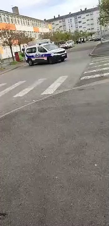 Des policiers quartier des Fourches à Laval