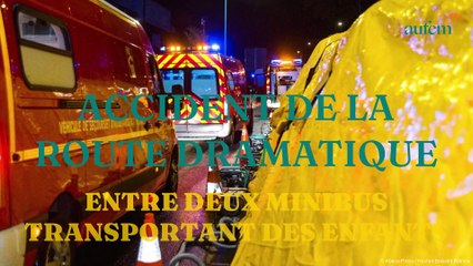 Accident de la route dramatique entre deux minibus transportant des enfants