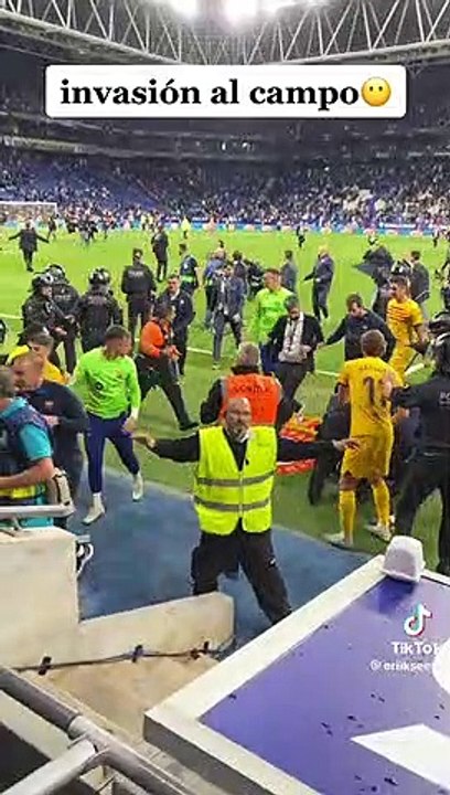 Así fue el asalto al campo del RCD Espanyol tras la victoria del FCB