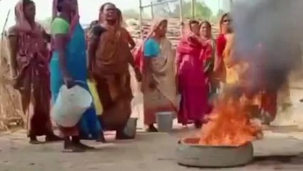 হবিবপুর:টায়ার জ্বালিয়ে হাঁড়ি কলসি নিয়ে চলছে তুমুল বিক্ষোভ গ্রামবাসীদের