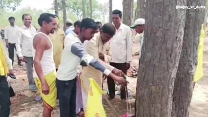 পুরুলিয়া : শাল গাছের গোড়ায় জল দিয়ে কোন লড়াইয়ের শপথ নিল কুড়মিরা?