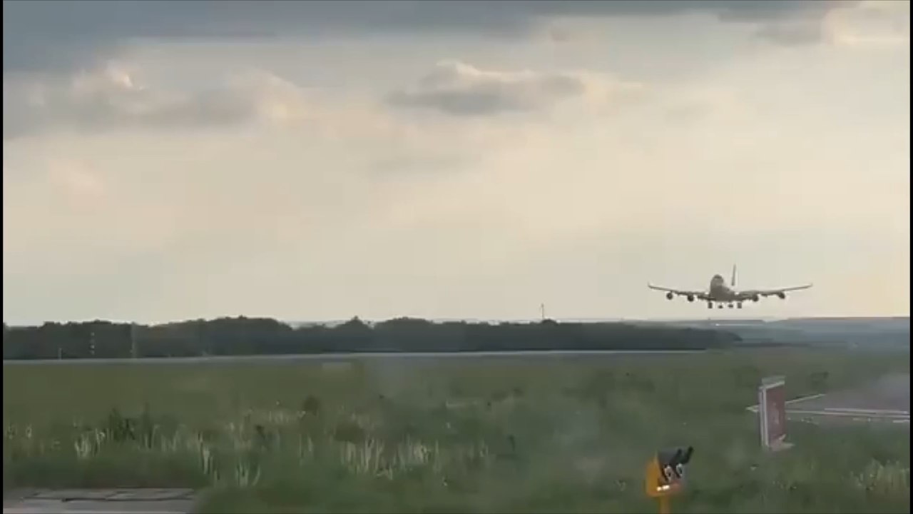 Jumbojet verliert Fahrwerk bei Landung