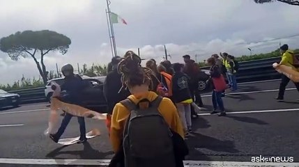 A Roma Ultima Generazione ha bloccato il traffico verso l'aeroporto
