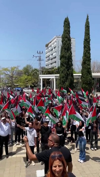 *گزشتہ کئی دن غزہ نے  آگ اور خون میں لت پت گزارنے کے بعد* *رات سیز فائر کے بعد غزہ میں زندگی کے رنگ پھر سے لوٹ آئے ہیں۔۔✨* *یہ غزہ کے جینے کا انداز ہے۔۔!* *دشمن کبھی غزہ کو مغلوب نہیں کرسکتا!!*