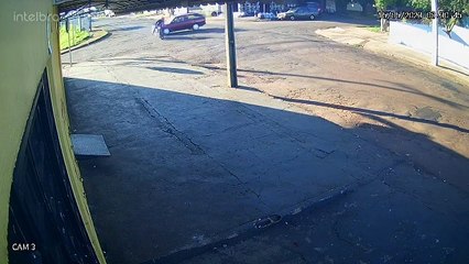 Vídeo mostra momento em que Parati bate contra motociclista no Jardim Colonial