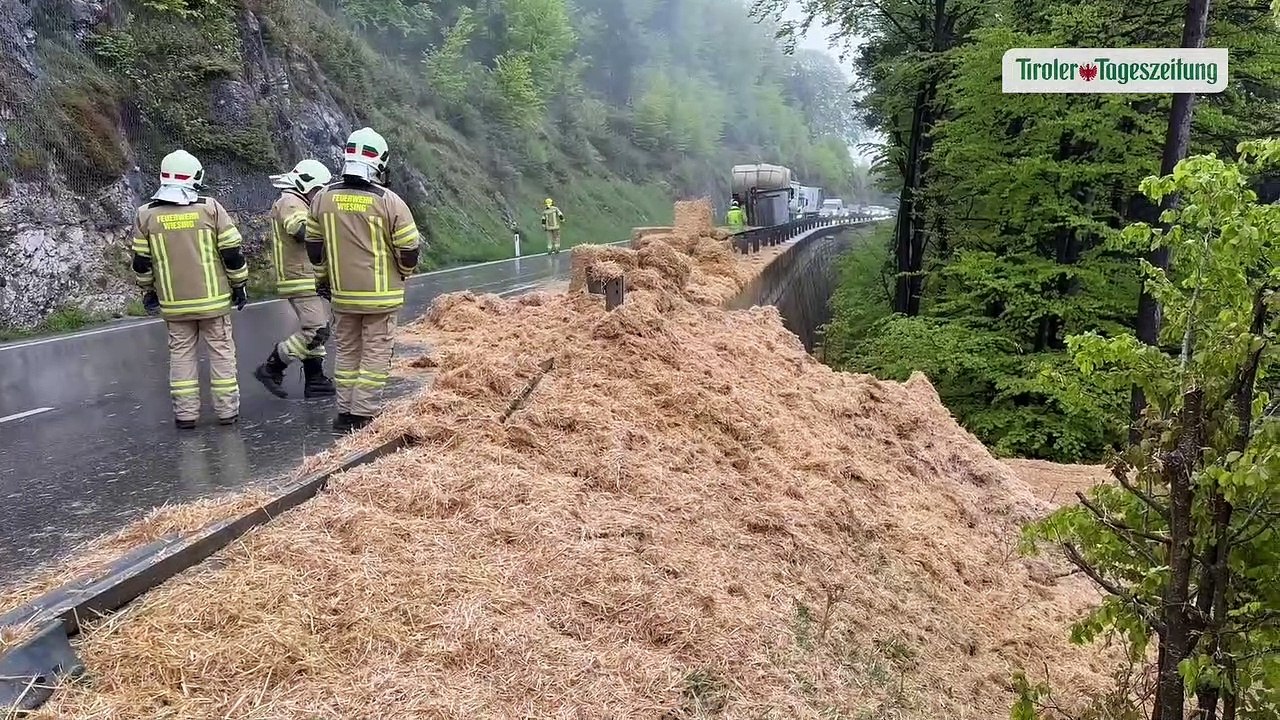Großeinsatz auf Achenseestraße: Mit Stroh beladener Lkw kippte um