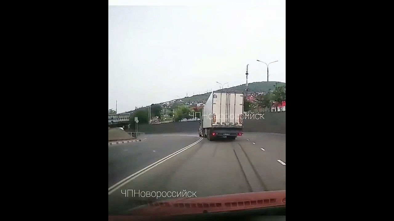 Un camion décharge bien trop tot... oups