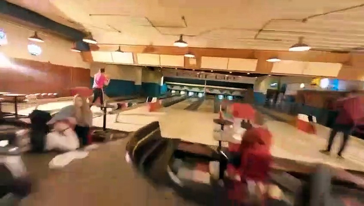 Ce pilote de drone est incroyable... Visite d'un bowling à toute vitesse