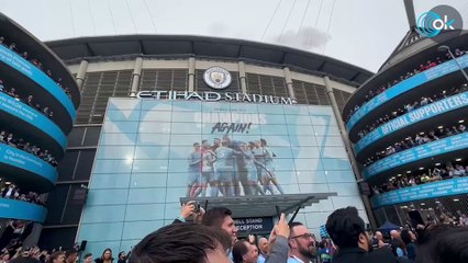 Así fue la llegada del Manchester City: Dj, botes de humo, fuego y locura con Haaland