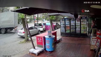 Şehir içine giren tır, park halindeki araçlara böyle çarptı