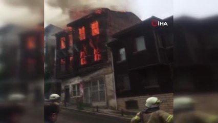 Beykoz'da Ahşap Bina Yanarak Kül Oldu