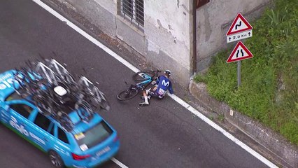Tour d'Italie 2023 - La chute de Oscar Rodriguez de la Movistar Team qui se prend un panneau et qui abandonne !
