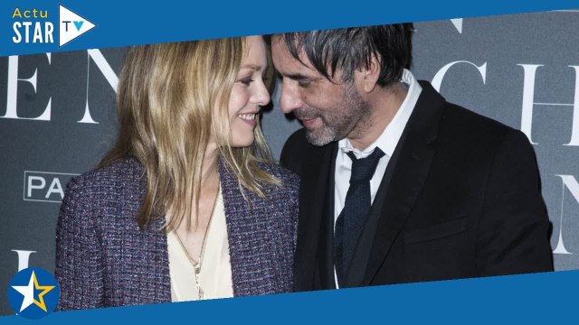Vanessa Paradis et Samuel Benchetrit qui se bécotent comme des lycéens : pris en flagrant délit av