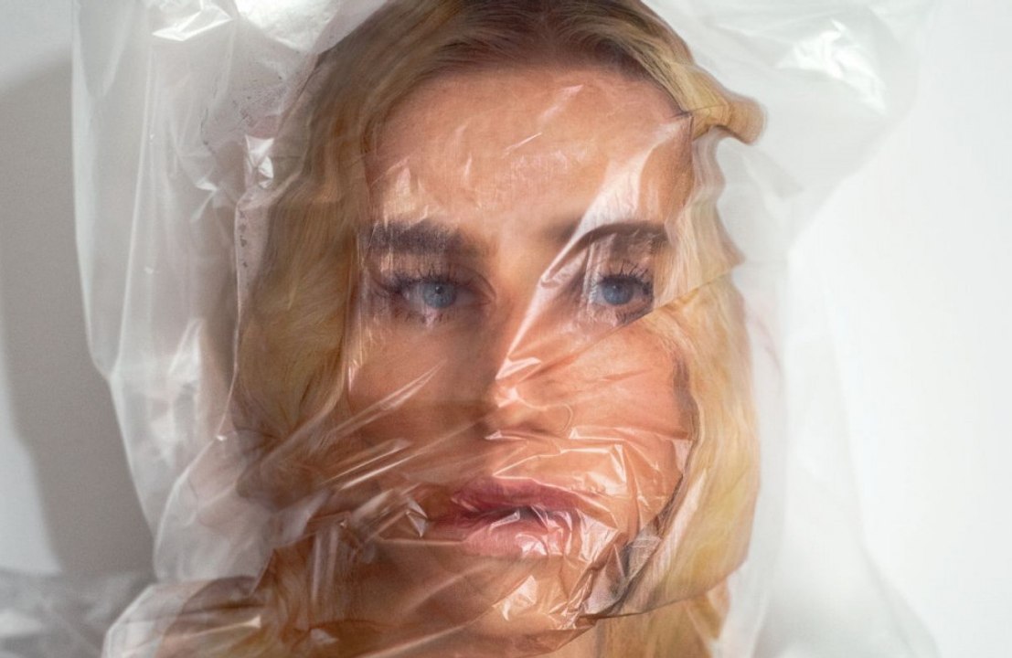 Kesha samples "a wizard I'm friends with" on her new album