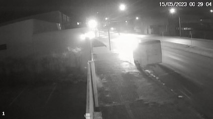 Impressionante: Trailer de lanches quase tomba após ser atingido por carro na Avenida Assunção